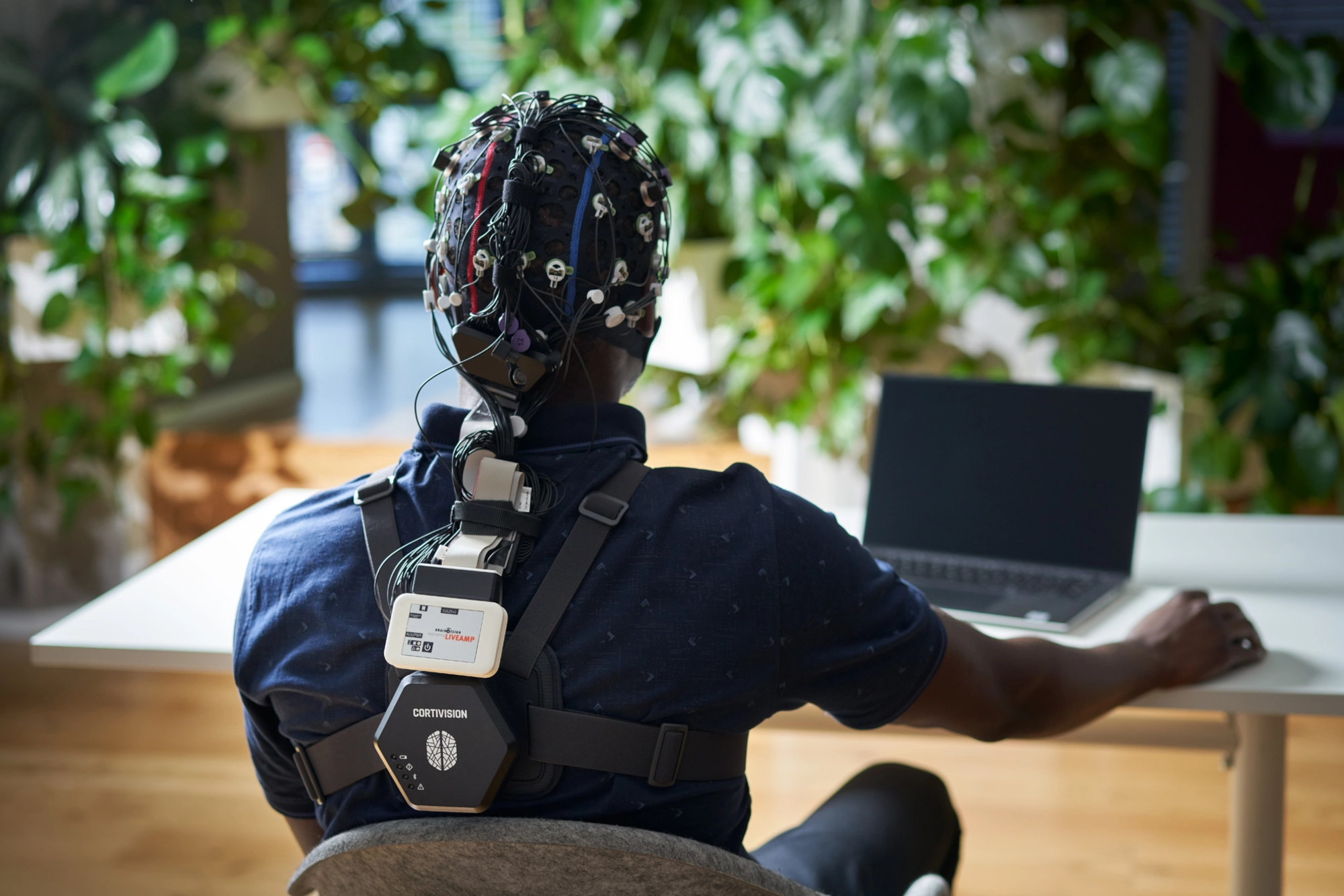 BCI Devices: Neuralink vs Non-Invasive Brain-Computer Interfaces Comparison