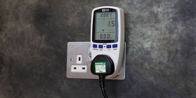 Electricity usage meter showing energy consumption comparison between cooking appliances
