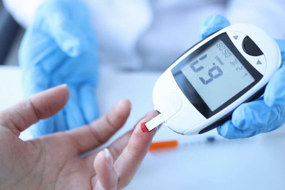 Glucose monitoring device showing improved blood sugar levels Modern continuous glucose monitor displaying stabilized blood sugar readings reflecting improved insulin sensitivity and metabolic health from sustainable dietary intervention strategies - InfoProds 2026