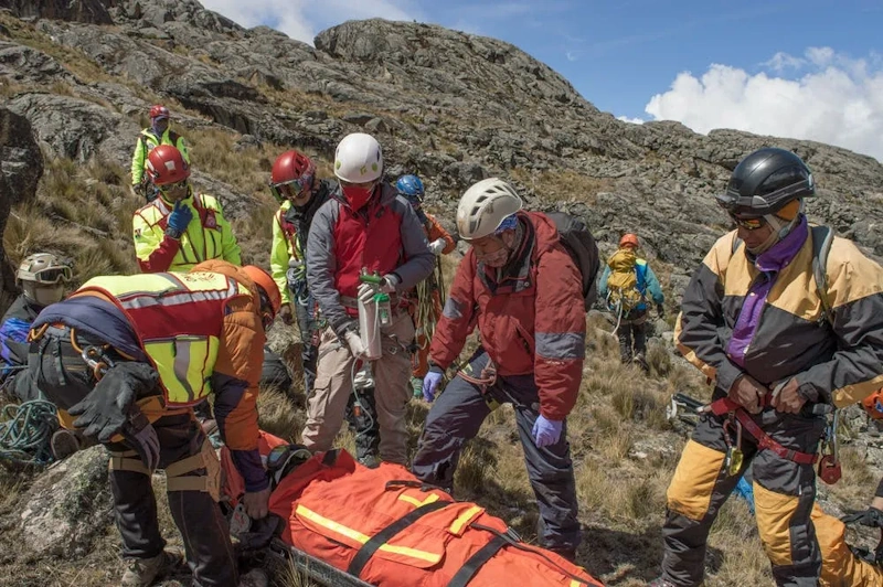 Medical emergency response differences between urban and wilderness showing first aid trauma care and self-sufficiency requirements - InfoProds 2026