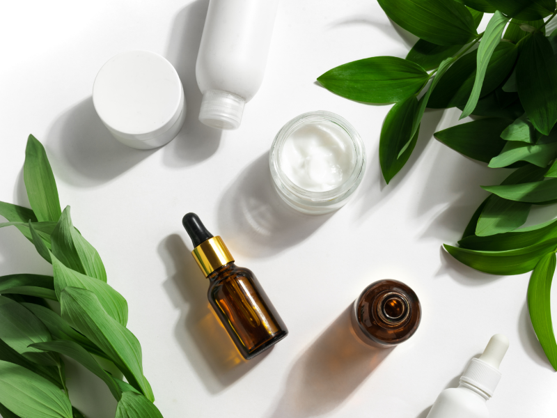 Collection of safe clean beauty products with natural ingredients, transparent labeling, and absence of toxic chemicals offering healthier alternatives to conventional cosmetics with harmful ingredients - InfoProds 2026